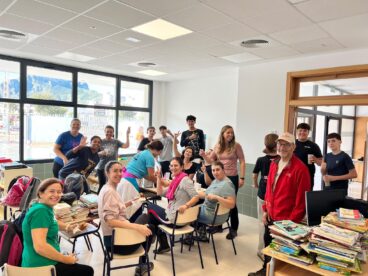Voluntarios en el CEIP Ausiàs March organizando ayuda tras la DANA