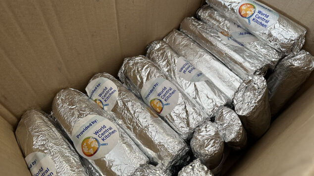Els Poblets intenta levantarse tras la riada: «Los vecinos están desesperados, con angustia y con la sensación de que esto volverá a repetirse» 12 Imagen: World Central Kitchen en Els Poblets tras la DANA