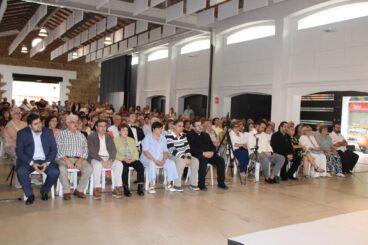 Ximo Silvestre i autoritats en l’acte de nomenament com a Fill Adoptiu