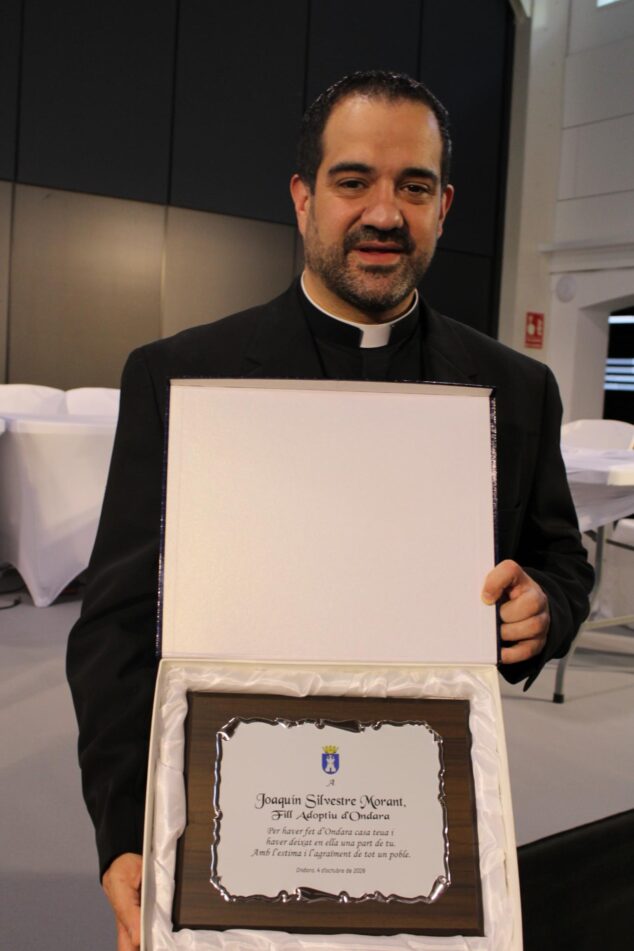 Imagen: Ximo Silvestre sosteniendo la placa de Hijo Adoptivo de Ondara