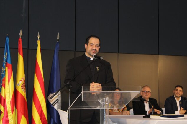 Imagen: Ximo Silvestre Morant hablando en el atril durante su nombramiento como Hijo Adoptivo de Ondara.