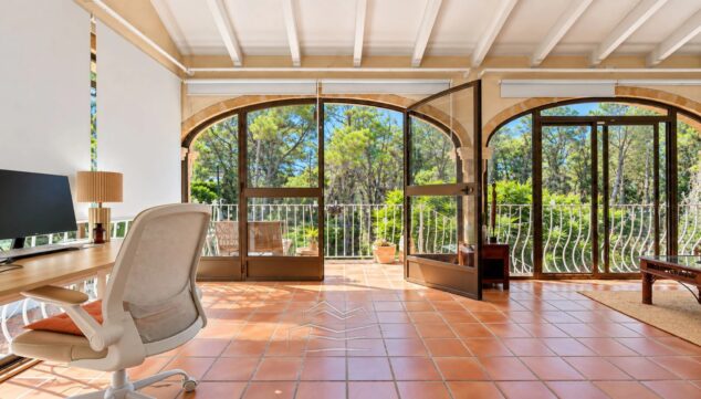 Una villa en Xàbia con piscina y 1.140 m² de parcela por 598.000 € 4 zona de despacho con ventanales